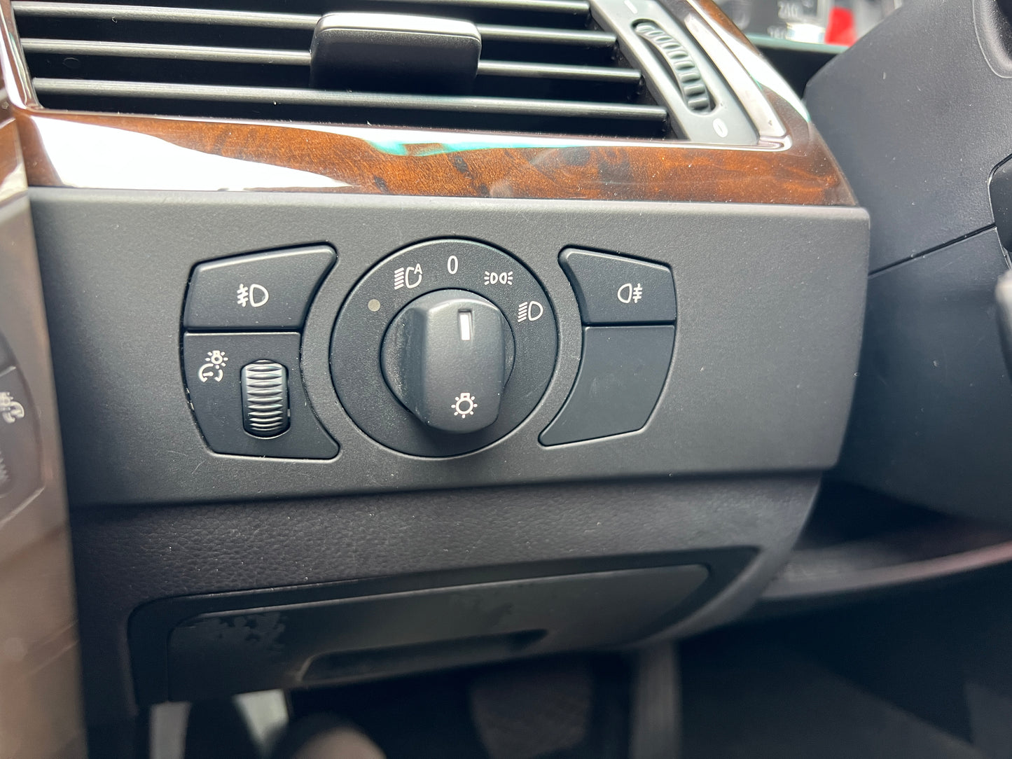 BMW 530i M-Package | E60 | 83,217 km | 258 hp | Sedan | Heated rear seats