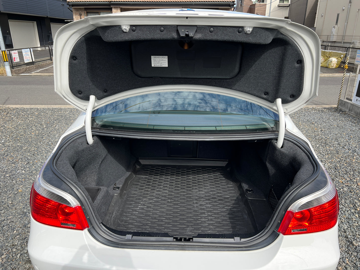 BMW 530i M-Package | E60 | 83,217 km | 258 hp | Sedan | Heated rear seats
