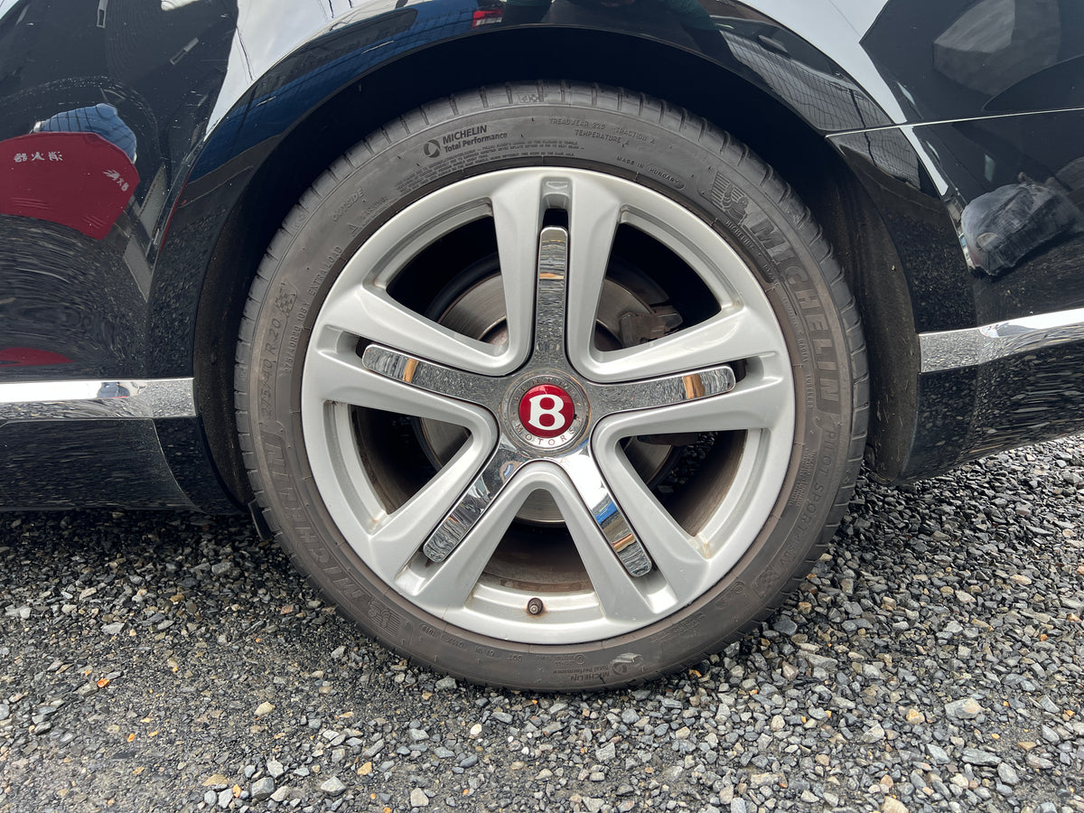 Bentley Continental GT V8 | 79.885 km | 507 PS | Eukalyptus-Echtholz | Coupé